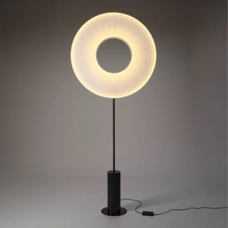 10 heures 10 Lampa podłogowa Iris Floor Totem śr. 80 cm biały klosz / podstawa czarny marmur Okazja
