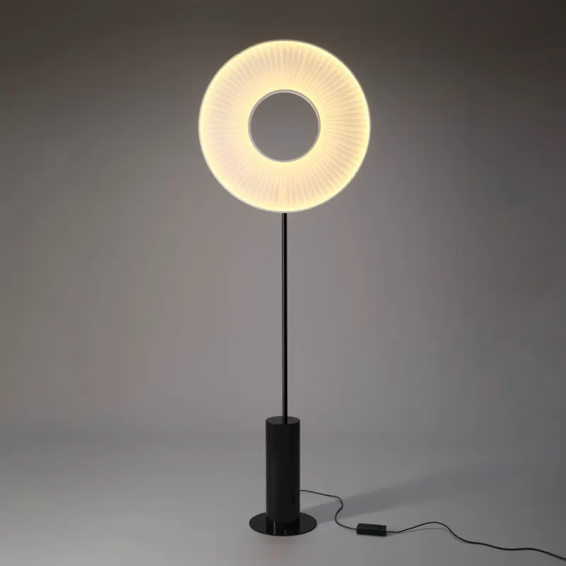 Ostatnie sztuki 10 heures 10 Lampa podłogowa Iris Floor Totem śr. 60 cm biały klosz / podstawa czarny marmur