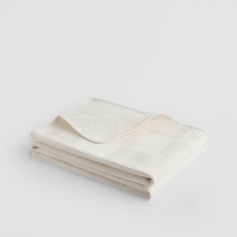 Okazja Jednokolorowa narzuta na łóżko Quadron 200x220 cm z motywem geometrycznym -