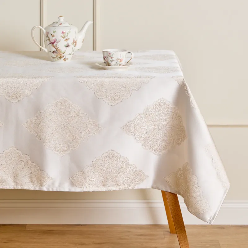 Cena promocyjna Obrus Żakardowy Hiren 130x180 cm z motywem arabeski -
